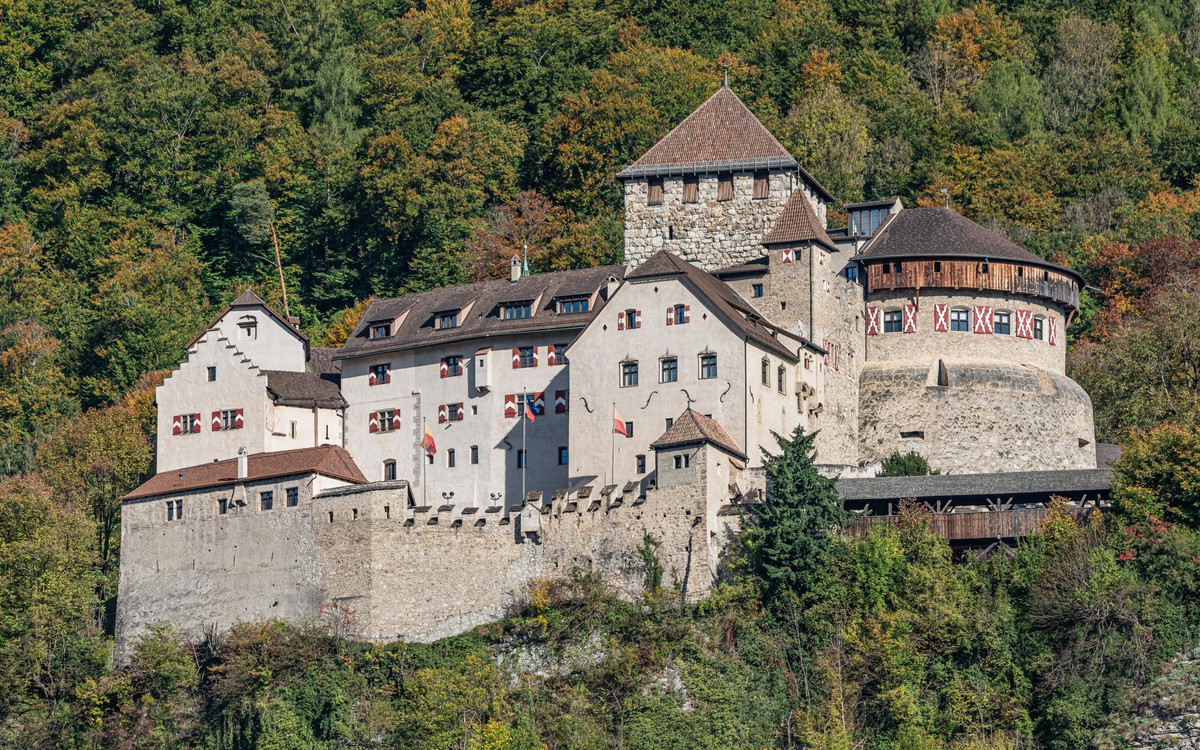 Lihtenştayn Vaduz Kalesi ve Alpler Coğrafyası