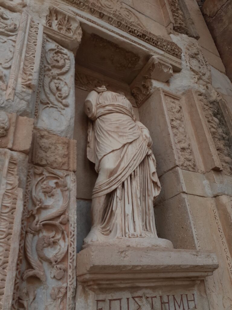 Efes Celsus Kütüphanesi Latince adak ve mimari kitabesi