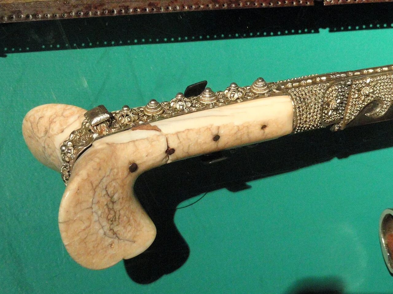 Kanunî Sultan Süleyman Han Ahşap Kınlı Tören Kılıcı ve Şam Çeliği (Yatağan) Metalurjisi - Yataghan (sword) hilt, Ottoman Turkish, late 1700s - Higgins Armory Museum - DSC05556