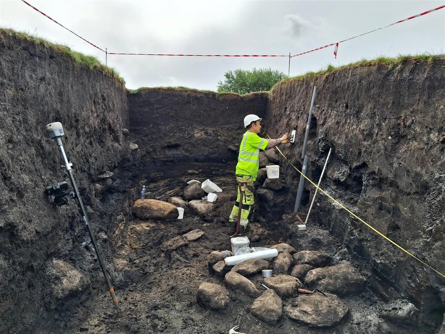 Norveç'teki Viking gemisi mezarında, Bronz Çağı dönemine ait bir mezarın üzerine inşa edilmiş olabil