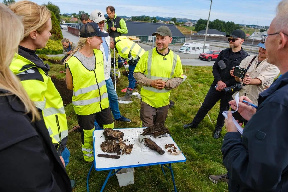 Norveç'teki Viking gemisi mezarında, Bronz Çağı dönemine ait bir mezarın üzerine inşa edilmiş olabil