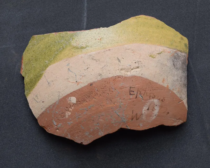 Dish (sherd.base); red pottery (earthenware); sgraffito decoration under coloured glaze. - Bilinmiyor