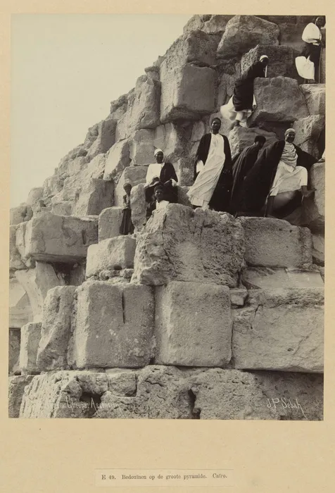 Groep mannen op de piramide van Cheops, Gizeh - Jean Pascal Sébah