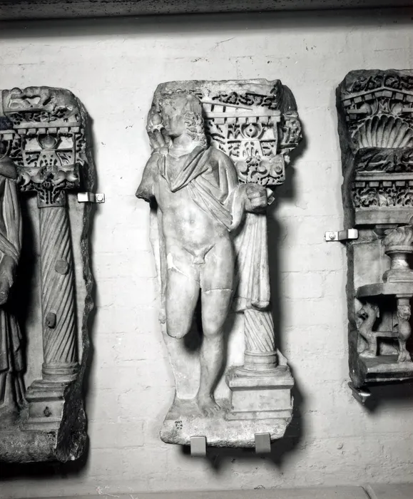 Fragment from a columnar marble sarcophagus of 'Sidamara' Type: youth turned to the left, wearing a short cloak. The figure projects from an ornate architectural background. - Bilinmiyor