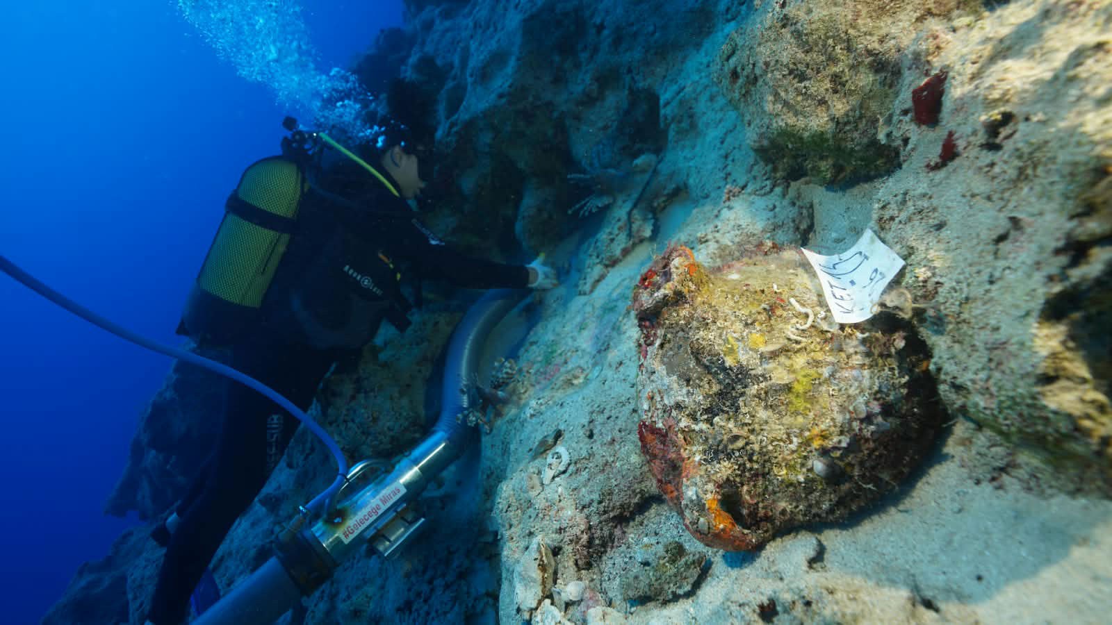 Kekova Adası yakınlarında deniz tabanında amfora, TÜRKİYE / Akdeniz Üniversitesi