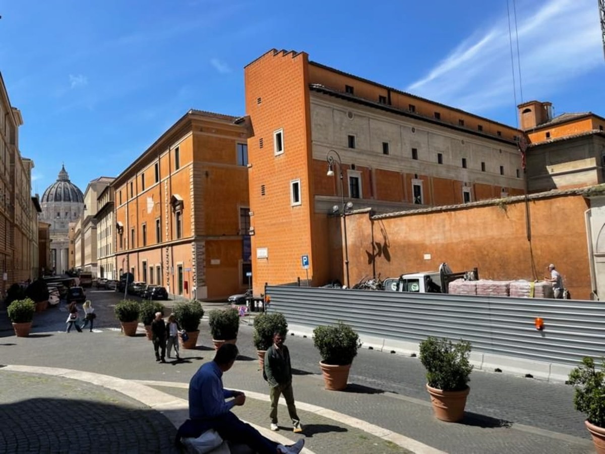Vatan'ın yakınında bulunan Anglo-Sakson paralar, Erken Orta Çağ Roma'sında canlı bir İngiliz toplluğunun işareti