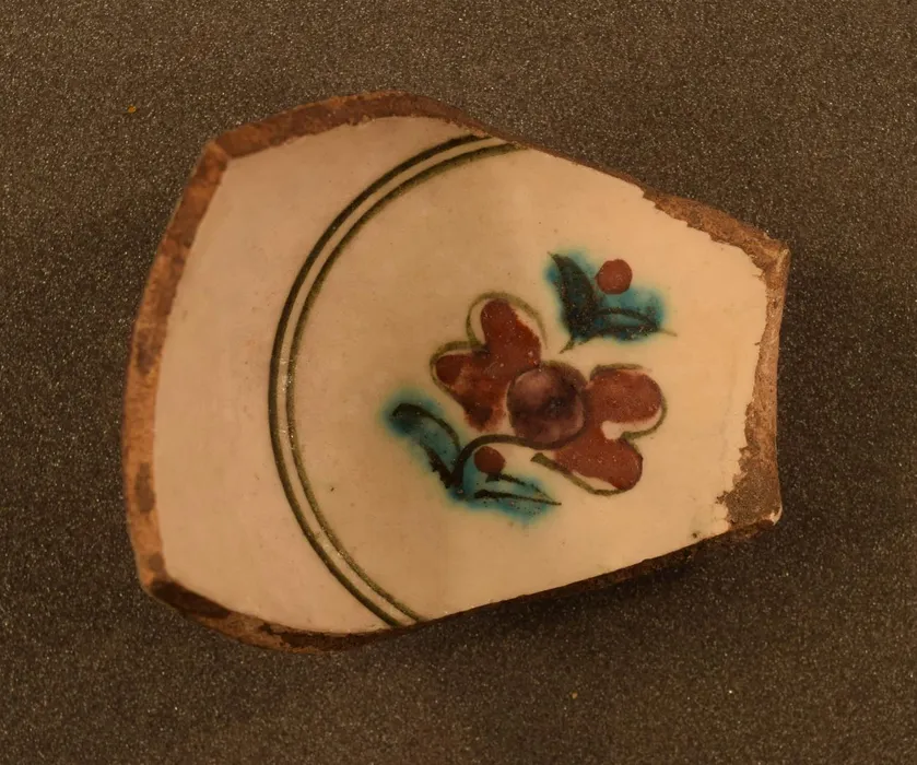 Bowl; polychrome glazed pottery; fragmentary: base and — Tarihsel Dönem Dönemi Türk Sanat Mirası