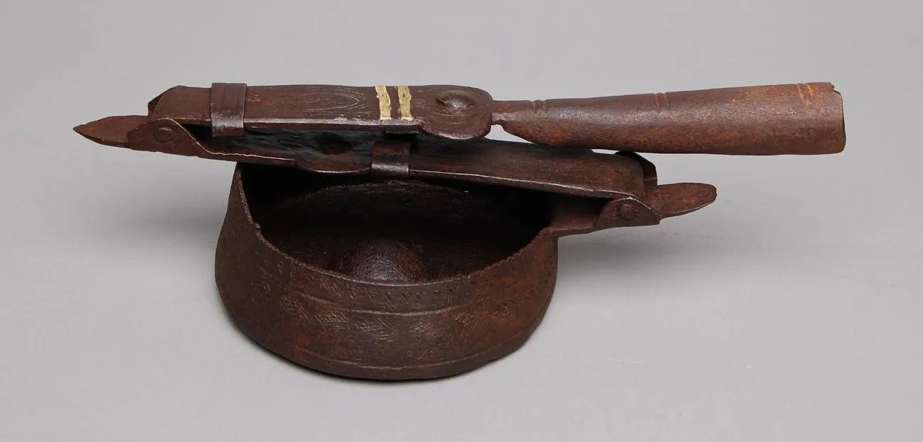 Coffee-bean roaster with a foldable handle.  Made of — Tarihsel Dönem Dönemi Türk Sanat Mirası
