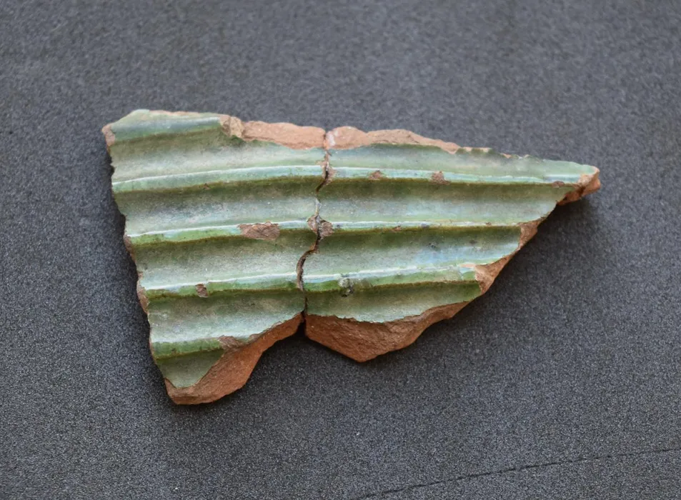 Dish (sherd.); red pottery (earthenware) covered with — Tarihsel Dönem Dönemi Türk Sanat Mirası