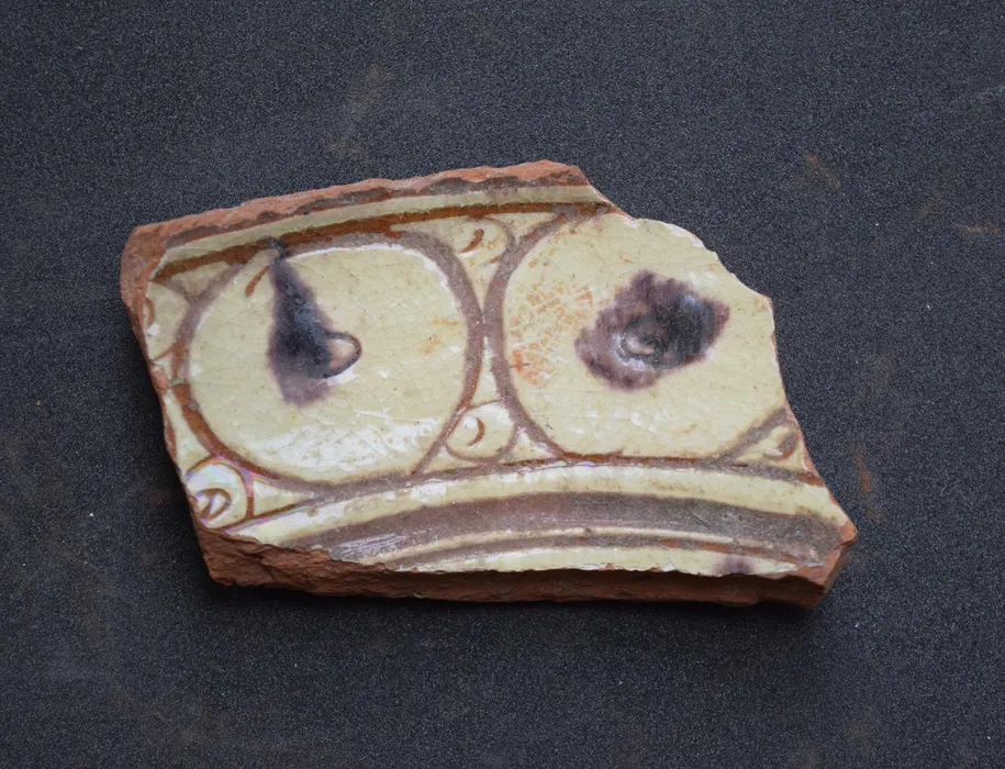 Dish (sherd.); red pottery (earthenware); sgraffito — Tarihsel Dönem Dönemi Türk Sanat Mirası