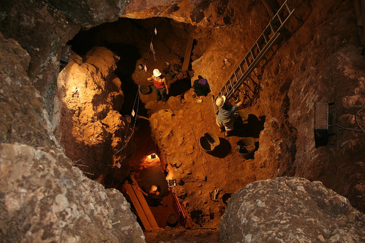 Santa Ana mağarasındaki kazılar (Cáceres, Extremadura, İspanya)