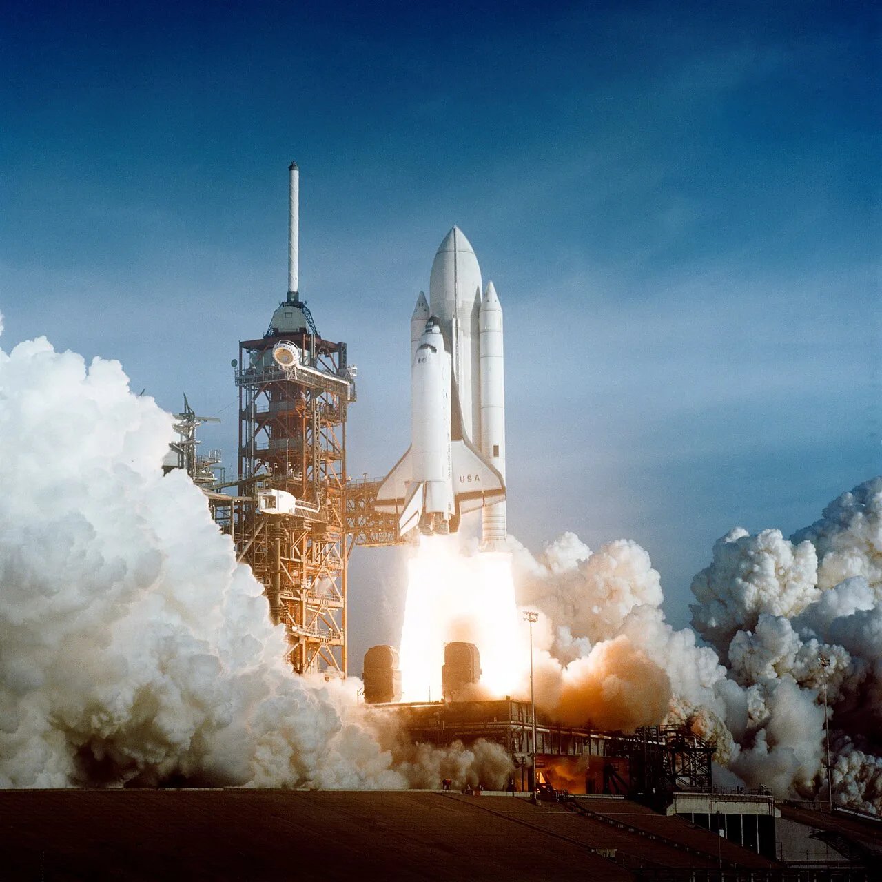 ABD Uzay Mekiği, 1981-2011 yılları arasında gerçekleştirdiği 135 uçuşla Mir, Hubble Uzay Teleskobu ve Uluslararası Uzay İstasyonu'na hizmet vermiştir. (Resimde, beyaz dış yakıt tankıyla Columbia'nın ilk fırlatılışı görülmektedir.)